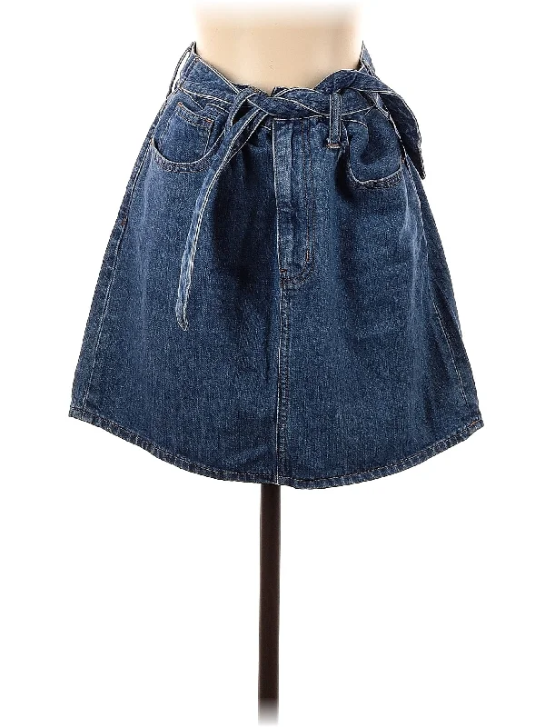 Women's Ruffled Hem Denim Shorts in Light Wash for a Feminine and Fashionable StyleDenim Skirt Women's Ruffled Hem Denim Shorts in Light Wash for a Feminine and Fashionable StyleDenim Skirt
