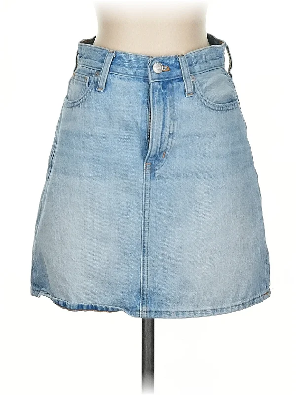 Plus Size Women's Denim Shorts with Embroidered Flowers in Light Blue for a Feminine TouchDenim Skirt Plus Size Women's Denim Shorts with Embroidered Flowers in Light Blue for a Feminine TouchDenim Skirt