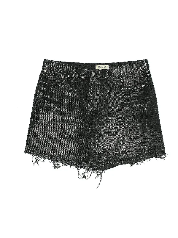 Women's Ruffled Hem Denim Shorts in Light Wash for a Feminine and Fashionable StyleHigh-Rise Denim Shorts in Dark Wash Women's Ruffled Hem Denim Shorts in Light Wash for a Feminine and Fashionable StyleHigh-Rise Denim Shorts in Dark Wash