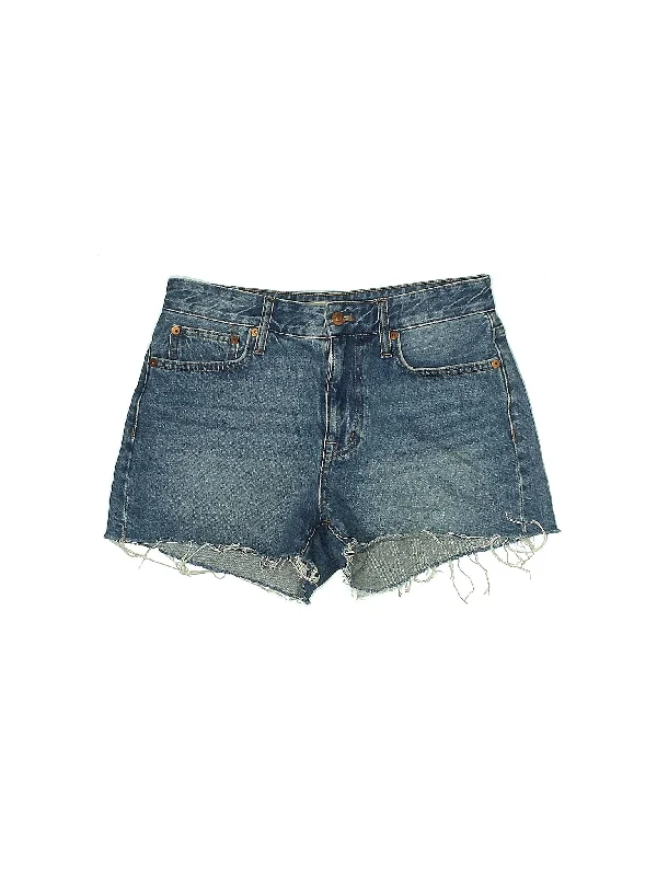 Plus Size Women's Denim Bermuda Shorts in Dark Wash for a Classic and Sophisticated StyleHigh-Rise Denim Shorts in Light Wash Plus Size Women's Denim Bermuda Shorts in Dark Wash for a Classic and Sophisticated StyleHigh-Rise Denim Shorts in Light Wash