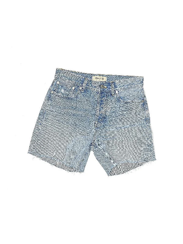 Plus Size Women's Denim Cut - off Shorts with Frayed Edges for a Casual and Laid - Back VibeHigh-Rise Denim Shorts in Light Wash Plus Size Women's Denim Cut - off Shorts with Frayed Edges for a Casual and Laid - Back VibeHigh-Rise Denim Shorts in Light Wash