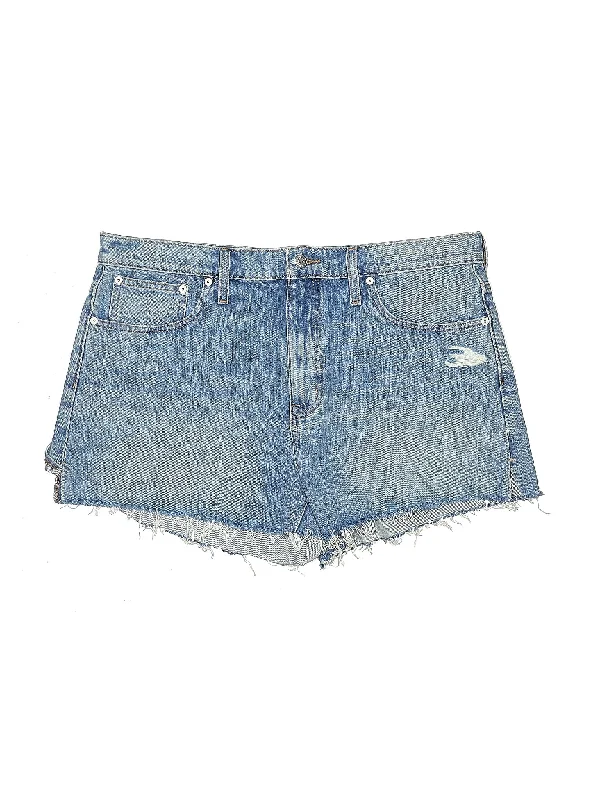 Women's Ruffled Hem Denim Shorts in Light Wash for a Feminine and Fashionable StyleHigh-Rise Denim Shorts in Medium Wash Women's Ruffled Hem Denim Shorts in Light Wash for a Feminine and Fashionable StyleHigh-Rise Denim Shorts in Medium Wash