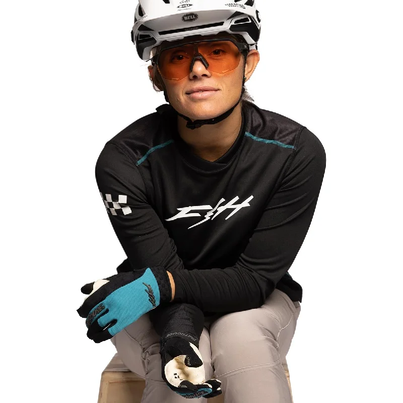 Women's jersey with side slits for added mobilityAlloy Ronin LS Women's Jersey - Black