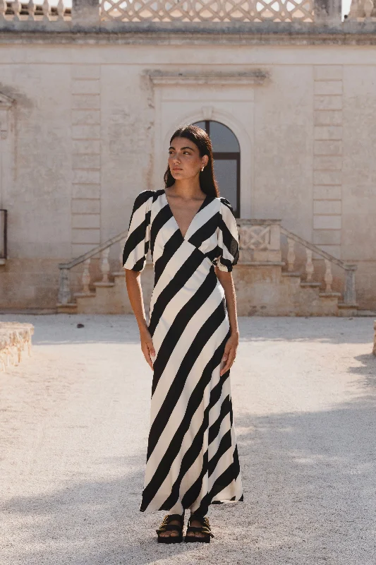 Mini Women Dress with a Short Hem for a Young and Trendy StyleAmora Black White Stripe SS Bias Midi Dress Mini Women Dress with a Short Hem for a Young and Trendy StyleAmora Black White Stripe SS Bias Midi Dress