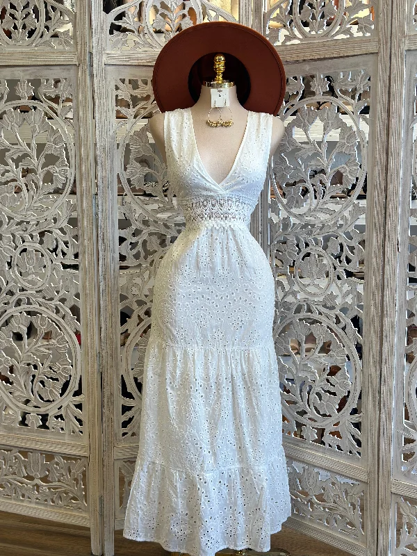Strapless Women Dress with a Built - in Bra for Comfort and SupportEyelet White Maxi Dress 100 poliéster no estira Strapless Women Dress with a Built - in Bra for Comfort and SupportEyelet White Maxi Dress 100 poliéster no estira