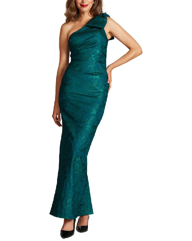 Halter Neck Women Dress to Show Off the Shoulders and Neckline Halter Neck Women Dress to Show Off the Shoulders and Neckline Teri Jon by Rickie Freeman Special Occasion Long Dress