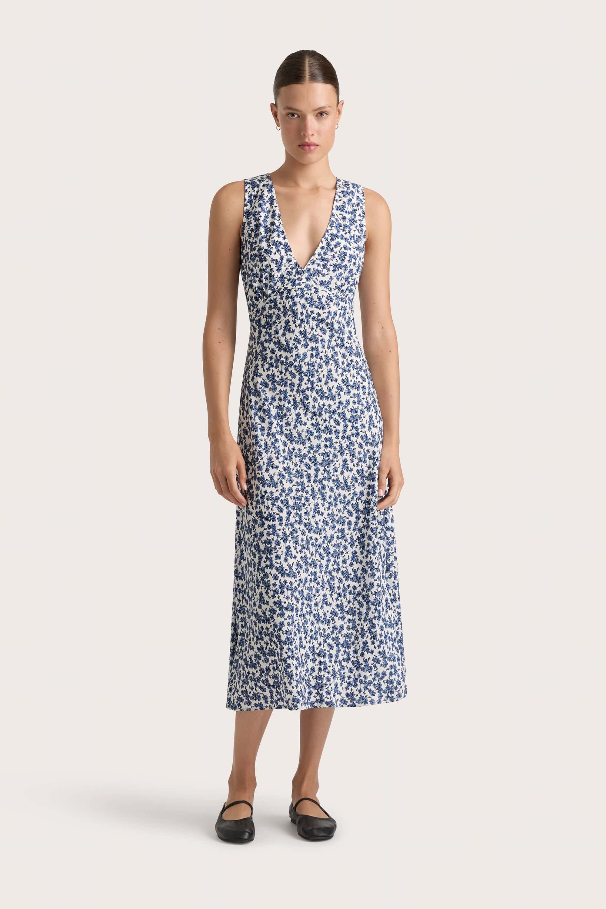 Midi dresses with printed lining for a hidden and stylish detailJardin Midi Dress Leilani Mid Blue Midi dresses with printed lining for a hidden and stylish detailJardin Midi Dress Leilani Mid Blue
