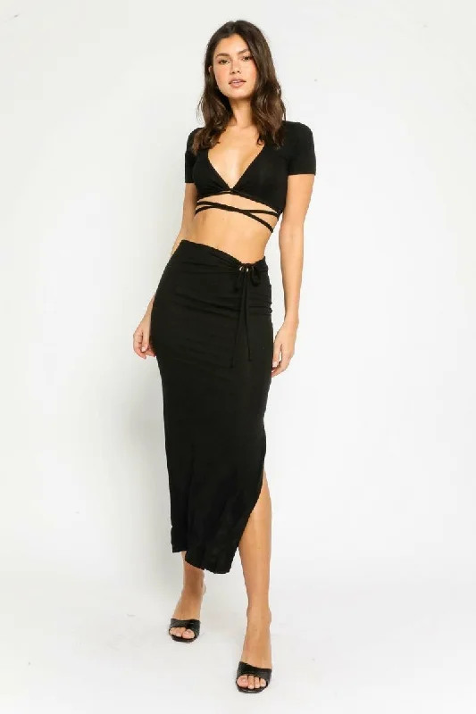 Sleeveless midi dresses with lace details for summer weddingsStyle Iconic Black Two-Piece Midi Dress Sleeveless midi dresses with lace details for summer weddingsStyle Iconic Black Two-Piece Midi Dress