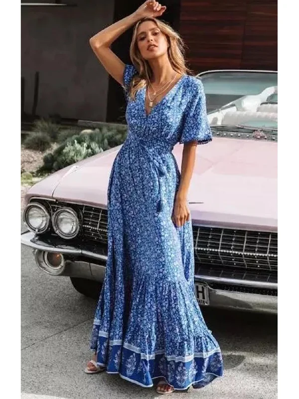 Maxi dresses with a gathered skirt for a voluminous and dramatic effectBohemian Style Maxi Dress In Blue Print Maxi dresses with a gathered skirt for a voluminous and dramatic effectBohemian Style Maxi Dress In Blue Print