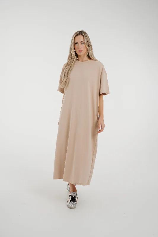 Maxi dresses with a gathered skirt for a voluminous and dramatic effectJane T-Shirt Dress In Camel Maxi dresses with a gathered skirt for a voluminous and dramatic effectJane T-Shirt Dress In Camel