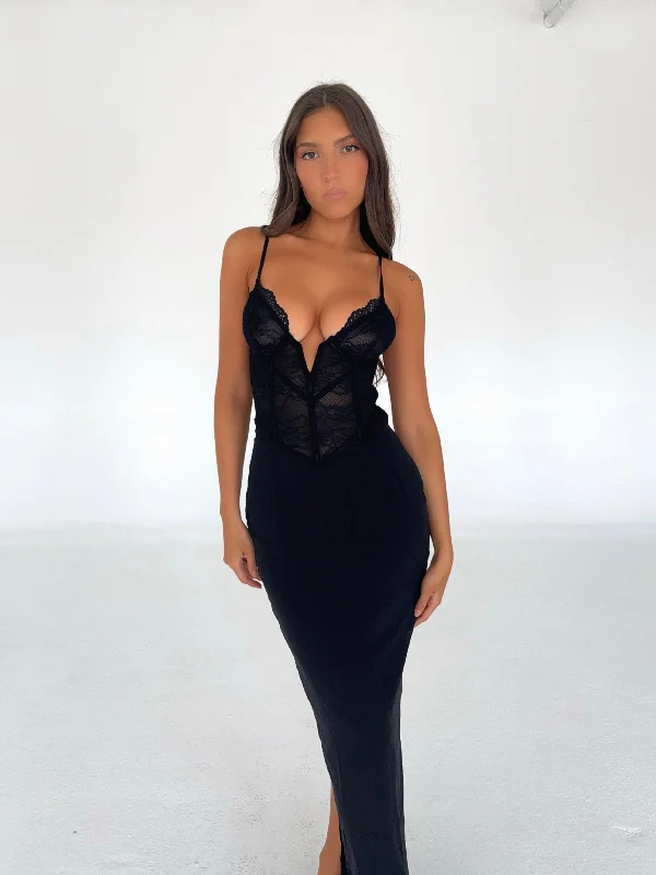Maxi dresses with pom - pom trims for a playful and festive lookTYANNA MAXI DRESS BLACK Maxi dresses with pom - pom trims for a playful and festive lookTYANNA MAXI DRESS BLACK