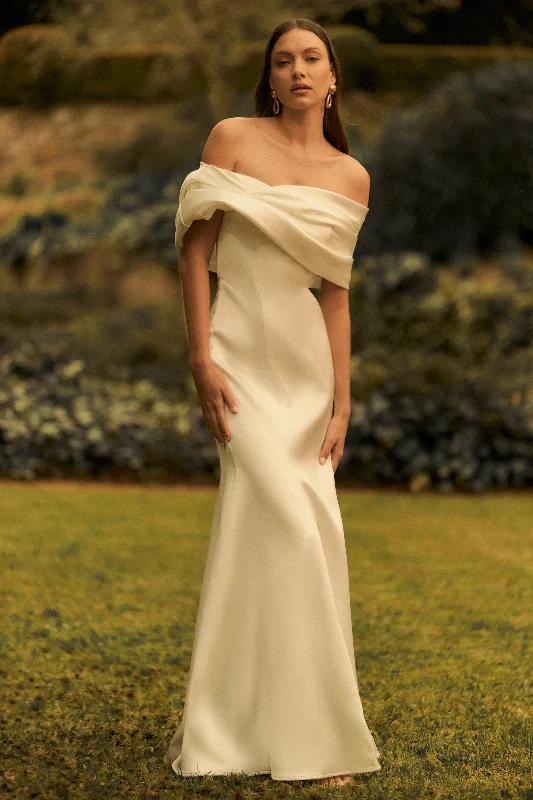 Maxi dresses with thin spaghetti straps for a delicate and feminine feelSaosire Satin Wedding Gown - White Maxi dresses with thin spaghetti straps for a delicate and feminine feelSaosire Satin Wedding Gown - White